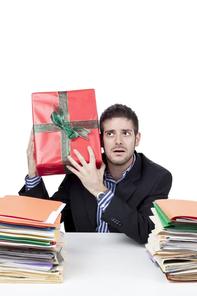 Zakenman met een geschenkdoos — Stockfoto