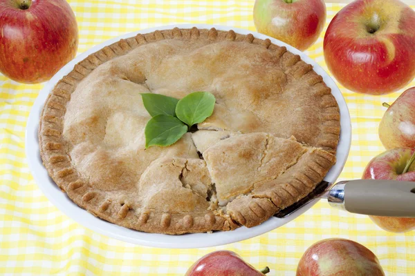 Apple pie with apples on the side — Stock Photo, Image