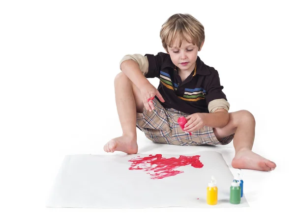 Изображение младшего мальчика, занимающегося живописью — стоковое фото