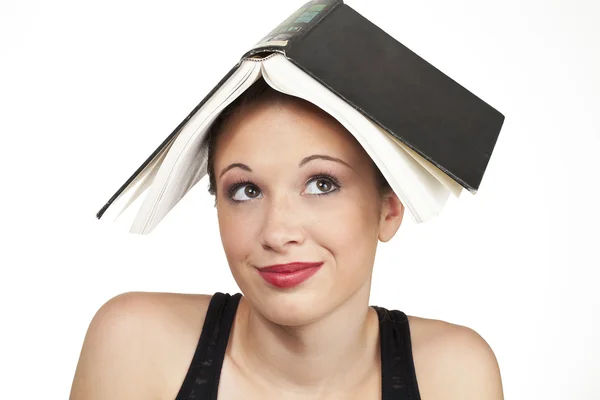 Verwirrter Gesichtsausdruck Kopfschuss mit Buch auf Kopf — Stockfoto