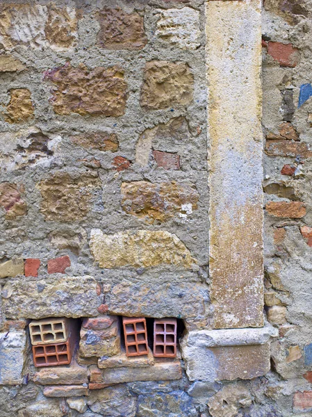 Alte Ziegelmauer mit Säule — Stockfoto