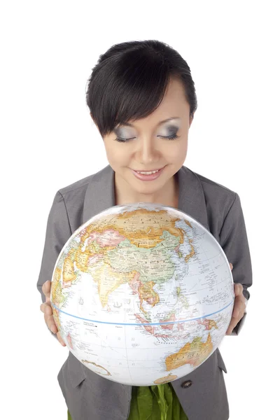 Привлекательная азиатка с глобусом в руке — стоковое фото
