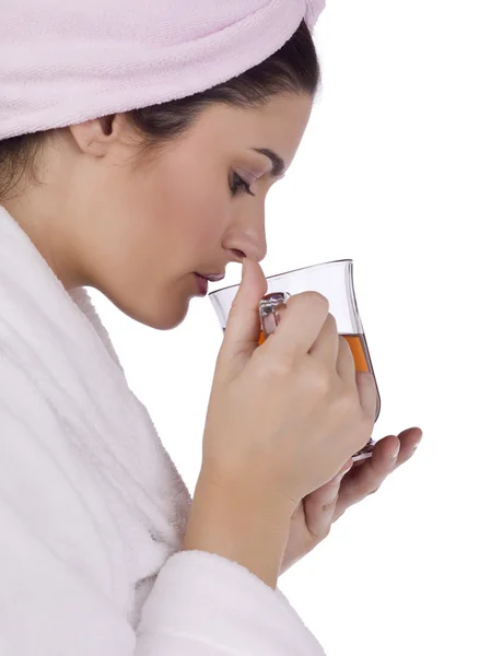Attraktiv kvinne i badekåpe og som drikker en kopp te – stockfoto