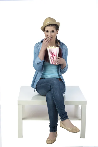 Attraktiv ung dam äta popcorn — Stockfoto