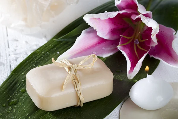 Bar of soap and flower — Stock Photo, Image