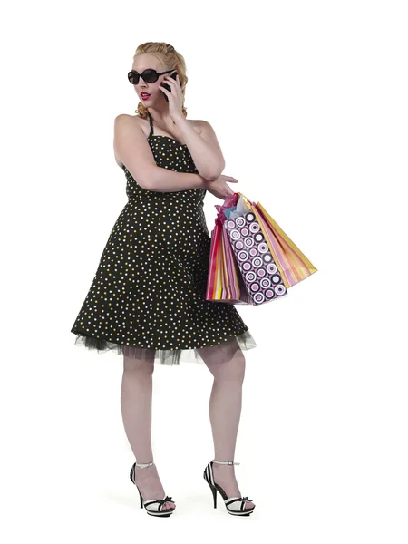 Belle femelle avec des sacs à provisions parler sur téléphone portable — Photo