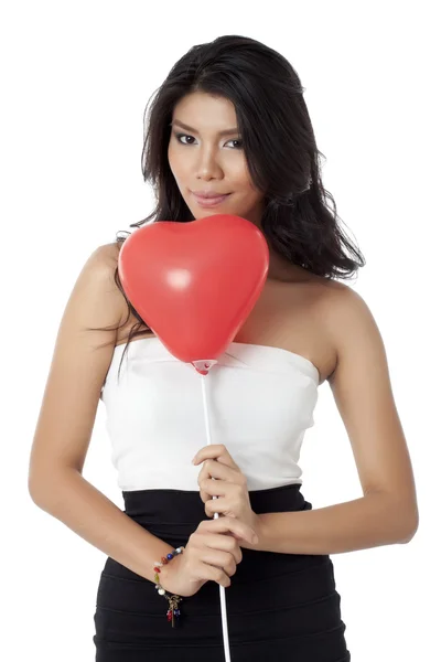 Bela senhora segurando um balão em forma de coração — Fotografia de Stock