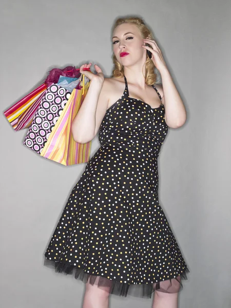 Belle jeune femme avec sac à provisions — Photo