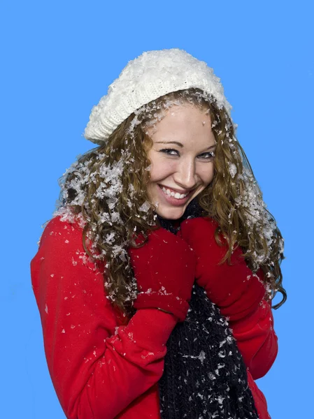 Bela jovem mulher sorrindo com neve em seu cabelo — Fotografia de Stock