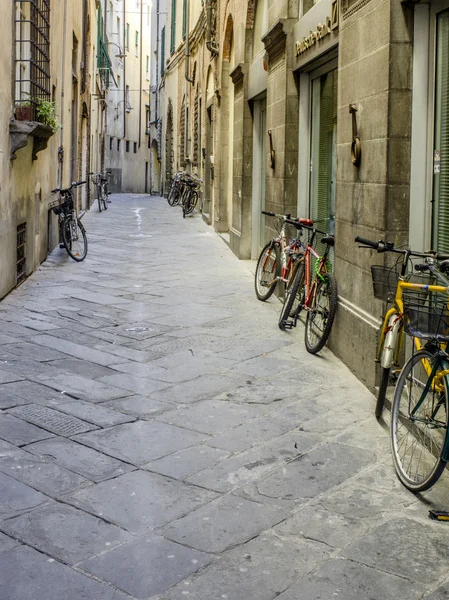 Cyklar parkerade på gatan i Toscana — Stockfoto