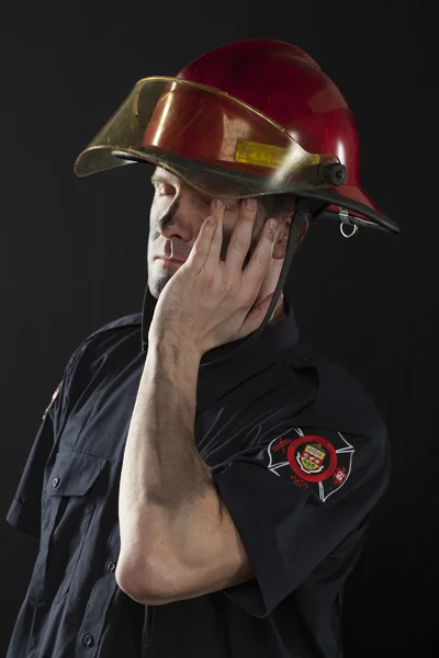 Brandman som håller hans ansikte — Stockfoto