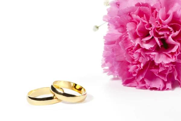 Flower and wedding ring — Stock Photo, Image