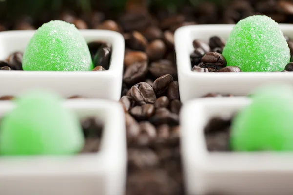 Cuatro caramelos de azúcar verde — Foto de Stock