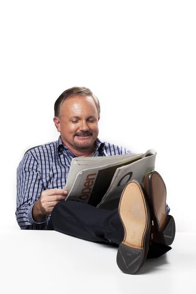 Vista frontal de um empresário lendo jornal — Fotografia de Stock