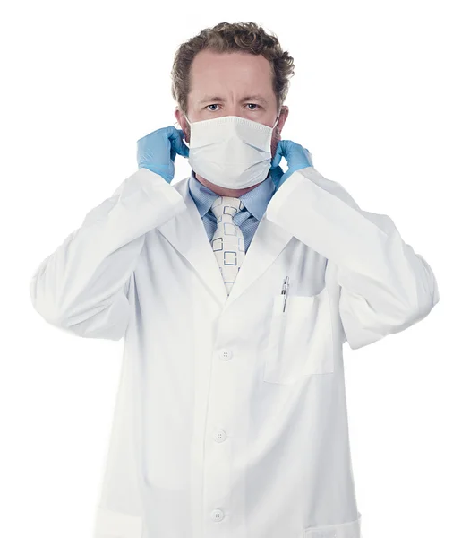 Elölnézet, egy fiatal orvos, sebészeti maszk viselése — Stock Fotó