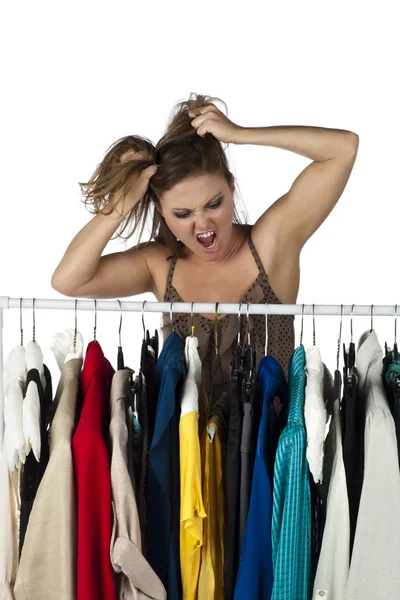 Sfrustrowana kobieta stara się wybrać ubrania — Zdjęcie stockowe