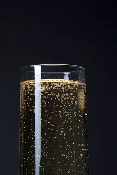 Glas full av alkoholhaltiga drycker — Stockfoto