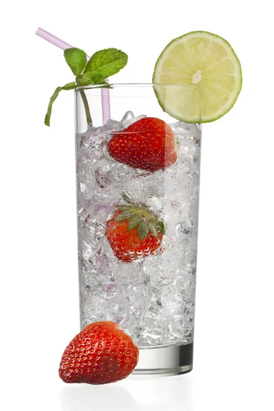 Glas full av isbitar med jordgubbar och inredda med lem — Stockfoto