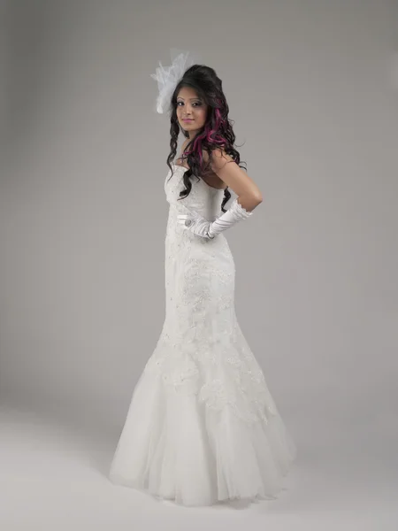 Nádherná žena na sobě svatební šaty — Stock fotografie