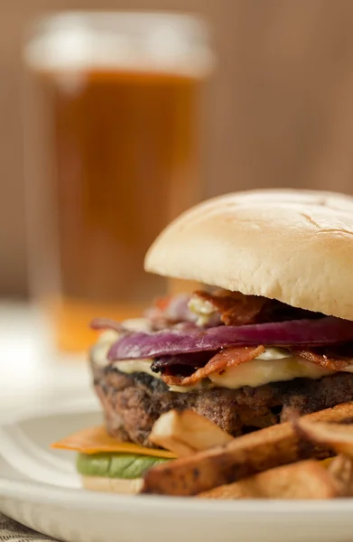 Hamburguesa en el plato — Foto de Stock