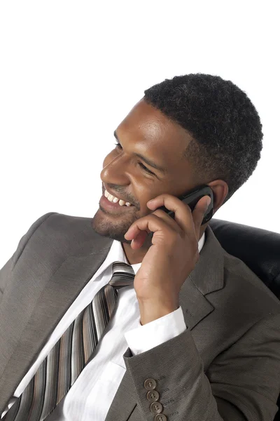 Heureux homme d'affaires noir parler au téléphone — Photo