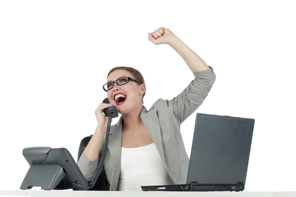 Donna d'affari felice che parla al telefono — Foto Stock