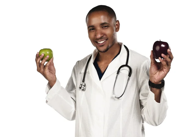 Médico feliz segurando maçã vermelha e verde — Fotografia de Stock