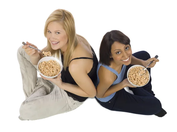 Meninas felizes comer cereais — Fotografia de Stock