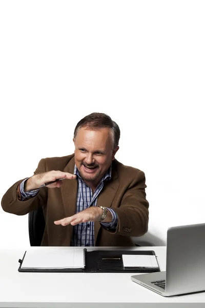 Gelukkig volwassen zakenman gebaren op het werk — Stockfoto