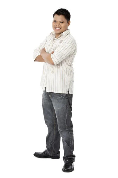 Šťastný mladík s rukama zkříženýma na bílém pozadí — Stock fotografie