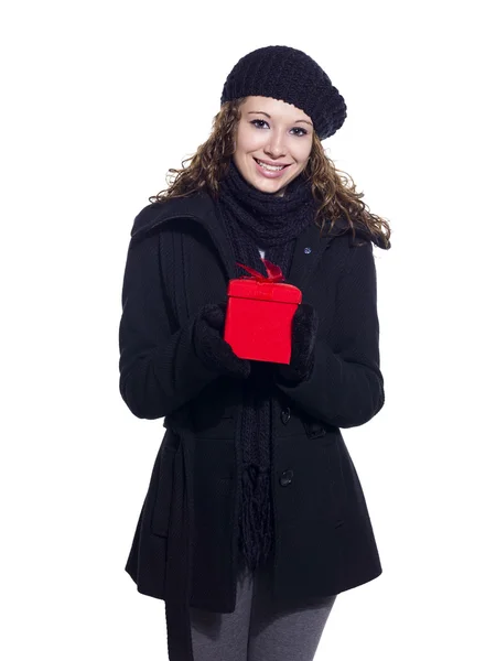 Aantrekkelijke vrouw in winter kleding bedrijf haar gift van Kerstmis — Stockfoto