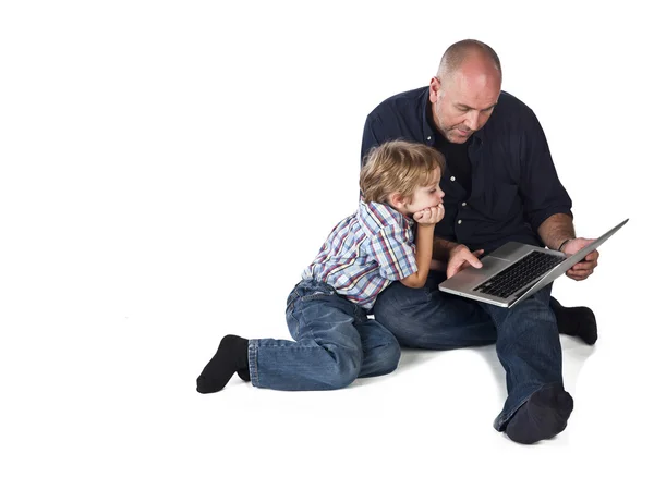 Uomo che insegna a suo figlio ad usare il computer portatile — Foto Stock