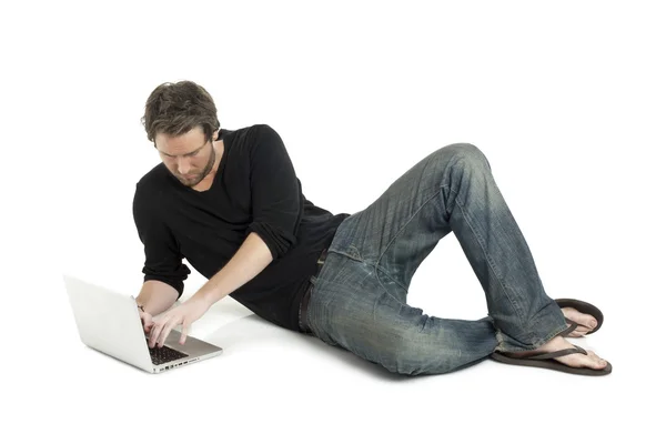 Un homme occupé avec un ordinateur portable — Photo