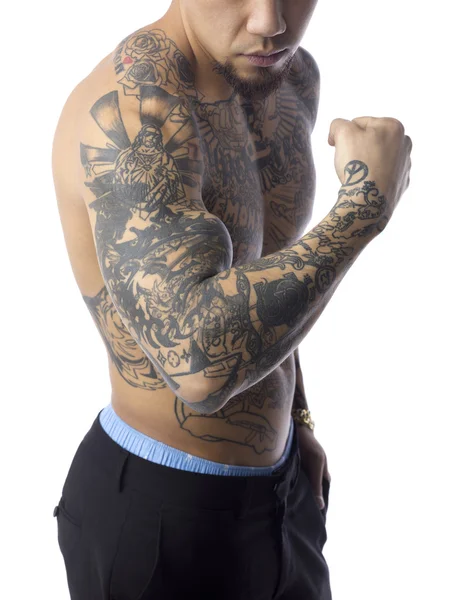 Attrayant mâle avec tatouage sur son corps — Photo