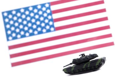 ABD bayrağı önünde askeri paletli araç