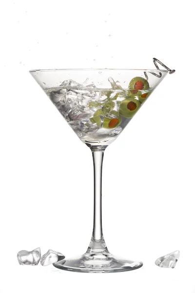 Martini mit Eis und Oliven — Stockfoto
