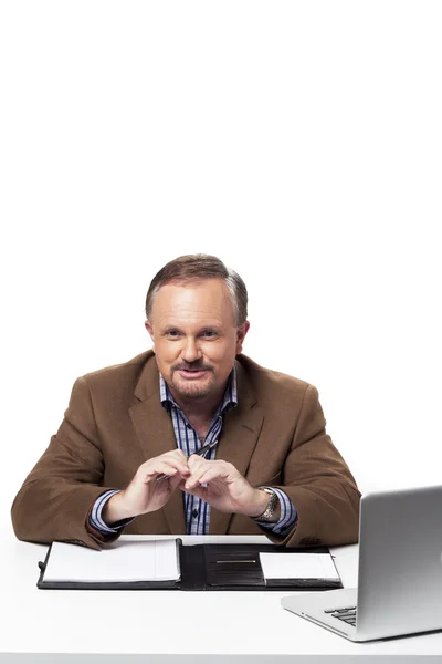 Volwassen zakenman zit aan zijn Bureau — Stockfoto