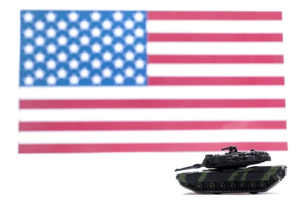 Militaire tank bewaakten de Amerikaanse vlag — Stockfoto