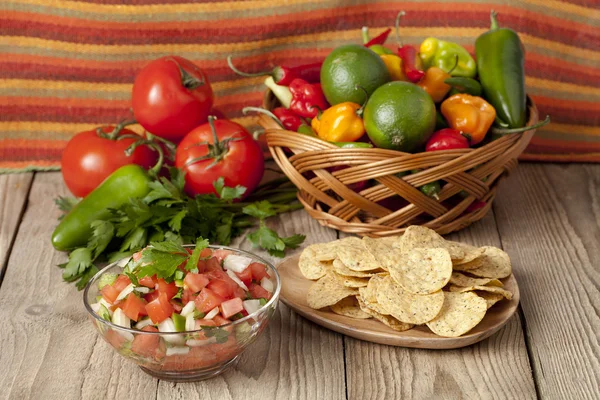 Nachos e salsa messicana — Foto Stock