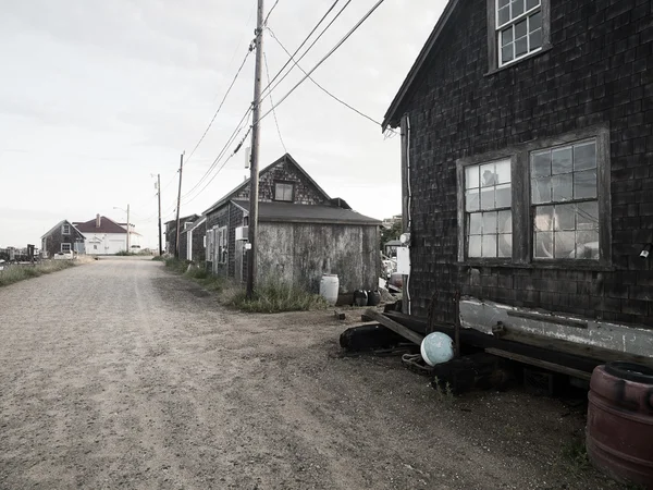 Gamla kåtor längs grusväg på marthas vinyard — Stockfoto