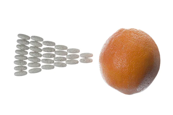 Апельсин и таблетки — стоковое фото