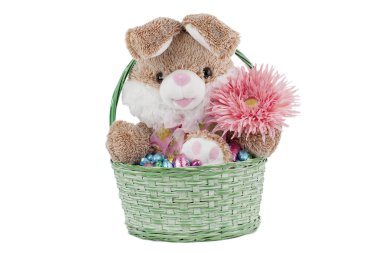 Beyaz arkaplanda Paskalya sepeti