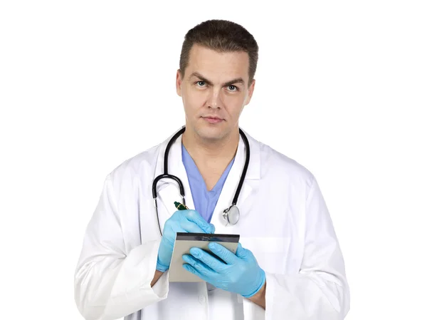 Läkaren håller i en penna och anteckningsblock — Stockfoto
