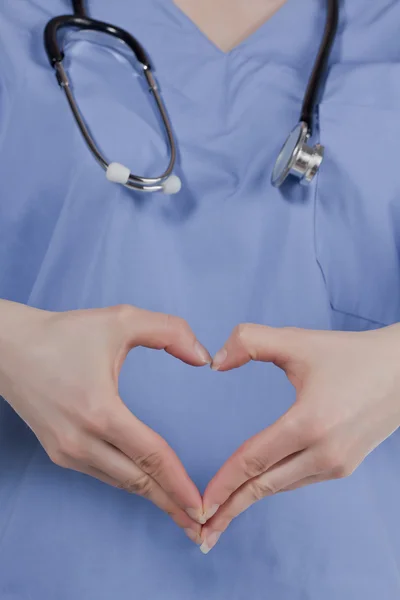 Médico con manos en forma de corazón — Foto de Stock