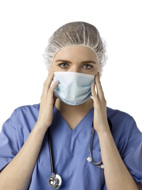 maske ile kadın cerrah