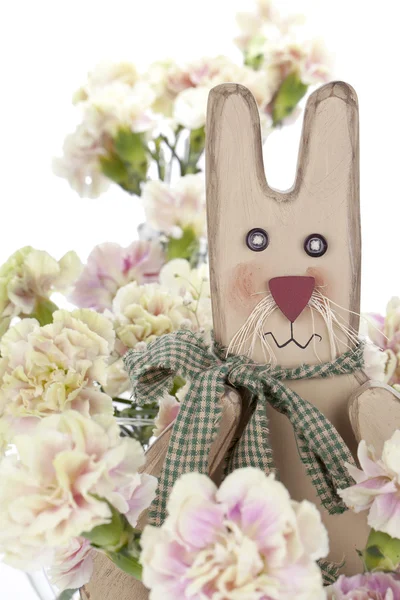 Lapin de Pâques avec des fleurs d'oeillet — Photo