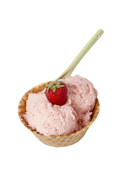 Mangiare gelato alla fragola su un cono — Foto Stock