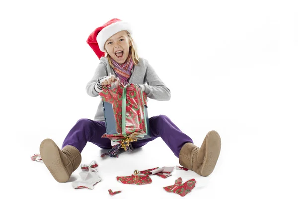 Ekstatisches Mädchen öffnet ihr Weihnachtsgeschenk — Stockfoto