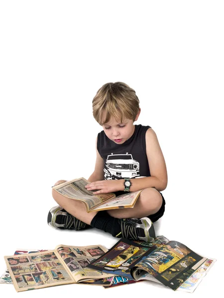Ragazzo elementare che legge un fumetto — Foto Stock