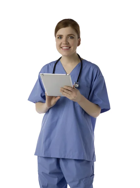 Médico fêmea sorrindo enquanto segurando comprimido — Fotografia de Stock